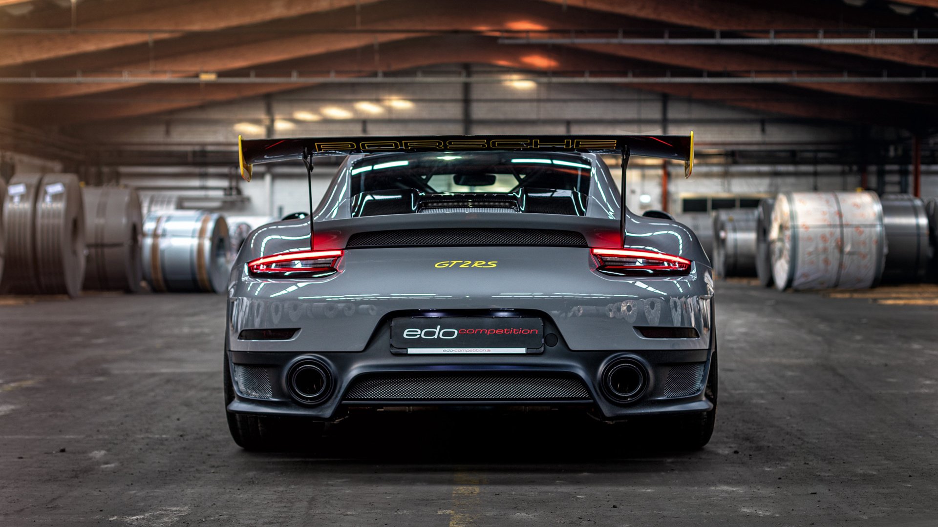 开云网址-历史性时刻：首次在湿滑赛道中夺冠